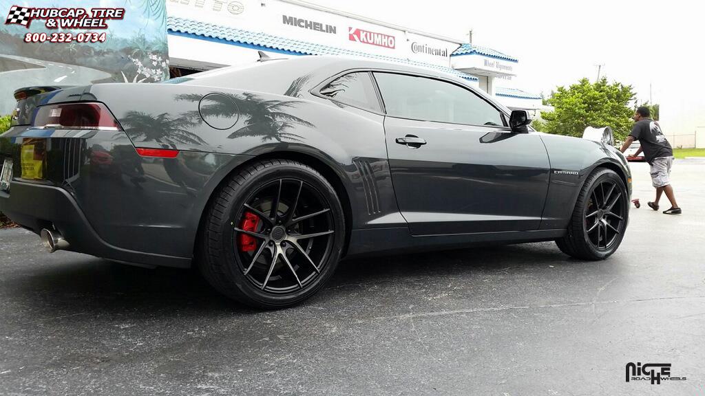 vehicle gallery/chevrolet camaro niche targa m130 20x85  Black & Machined with Dark Tint wheels and rims